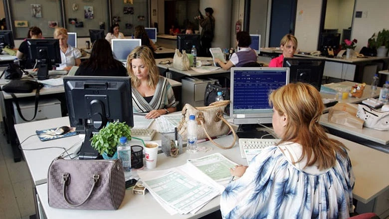 «Παγώνουν» οι μισθοί στο δημόσιο ως το 2022